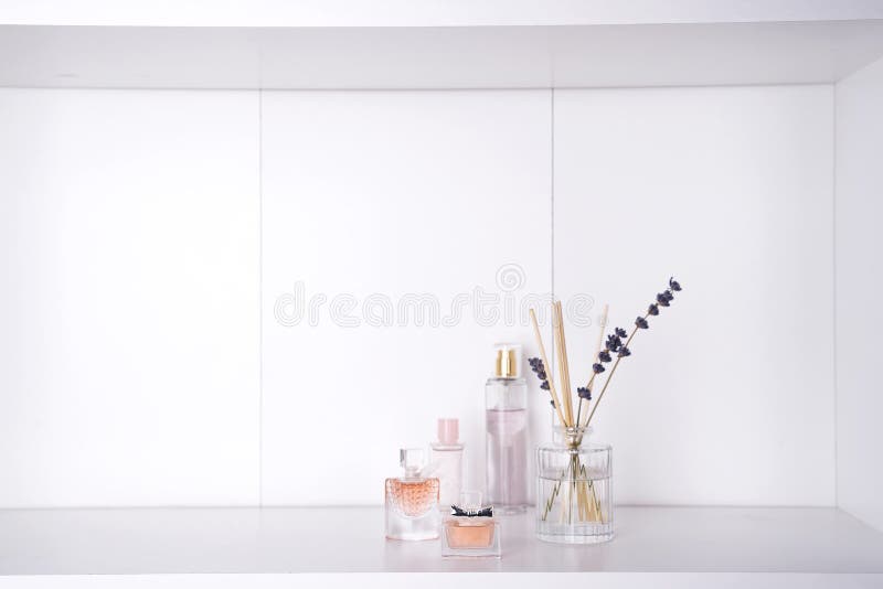 Insieme di vari profumi della donna fotografia stock libera da diritti Insieme di vari profumi della donna fotografia stock libera da diritti