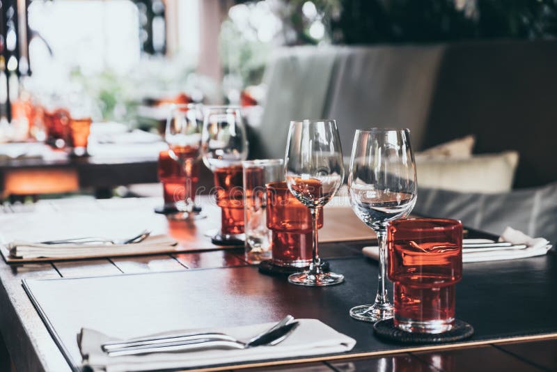 insieme di vetro sulla tavola dinning immagine stock libera da diritti insieme di vetro sulla tavola dinning immagine stock libera da diritti