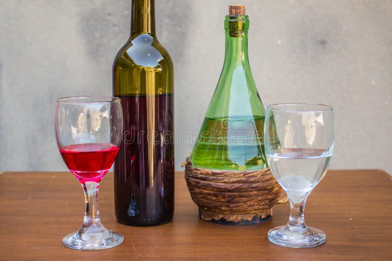 Insieme di vino rosso bianco e fotografia stock libera da diritti