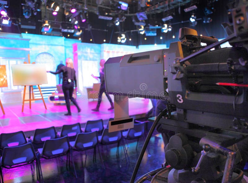 Insieme e macchina fotografica dello studio della televisione fotografie stock libere da diritti Insieme e macchina fotografica dello studio della televisione fotografie stock libere da diritti