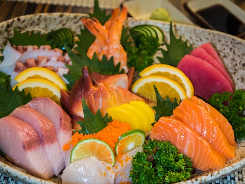 Insieme misto dell'insalata del sashimi fotografia stock Insieme misto dell'insalata del sashimi fotografia stock