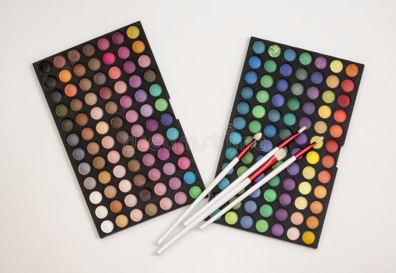 Insieme variopinto di trucco degli ombretti e delle spazzole fotografia stock Insieme variopinto di trucco degli ombretti e delle spazzole fotografia stock
