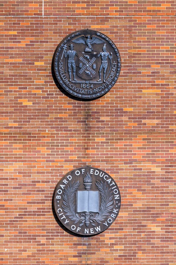 Insignes du deparment de l'éducation sur le mur d'une école publique du bronx construisant New York ny