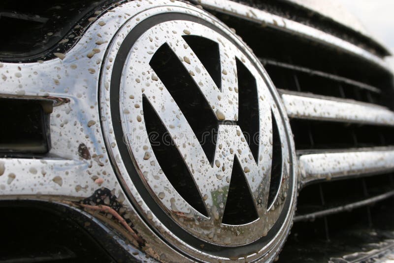 Insignia de Volkswagen en suciedad imágenes de archivo libres de regalías Insignia de Volkswagen en suciedad imágenes de archivo libres de regalías