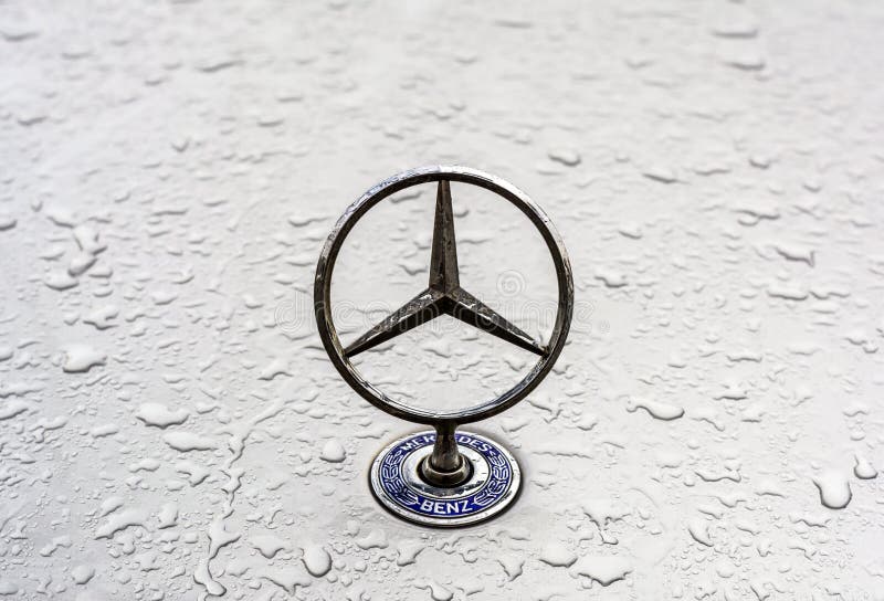 Insignia del Benz de Mercedes foto de archivo Insignia del Benz de Mercedes foto de archivo