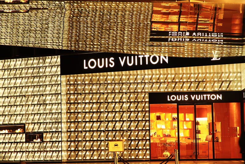 Boutique De Tiendas Louis Vuitton. Logotipo De Tablero De Anuncios Signo De  Brend Y Escaparate De Escaparate De La Tienda De Louis Imagen editorial -  Imagen de gente, minorista: 257844335