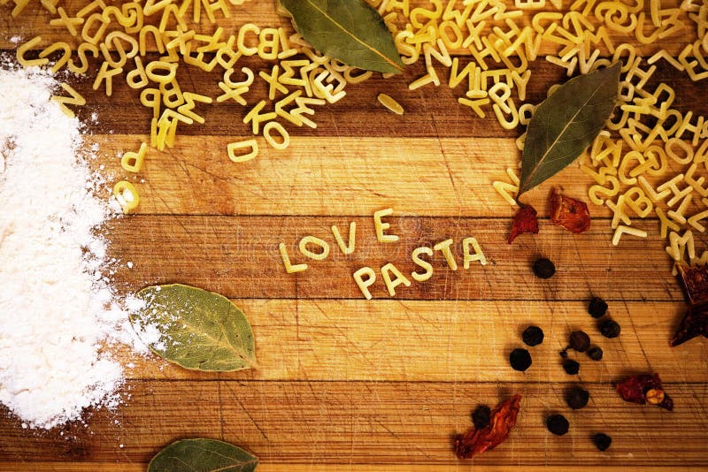 Inskriftförälskelsepasta som göras från alfabetsoppapasta arkivbild Inskriftförälskelsepasta som göras från alfabetsoppapasta arkivbild