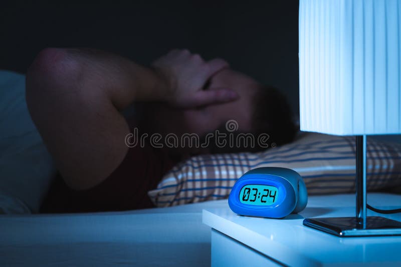 Insomnie et concept sans sommeil Homme impossible de dormir photographie stock Insomnie et concept sans sommeil Homme impossible de dormir photographie stock