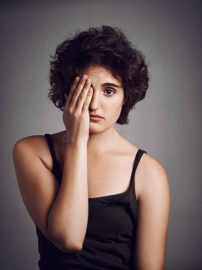 Insomnie fatiguée et portrait d'une femme en studio avec réaction fâchée et frustrée. psychologie de la santé mentale photos stock