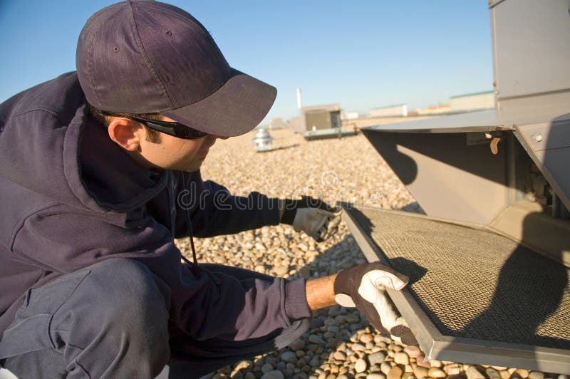 Inspecterende dak hoogste eenheid royalty-vrije stock afbeeldingen Inspecterende dak hoogste eenheid royalty-vrije stock afbeeldingen