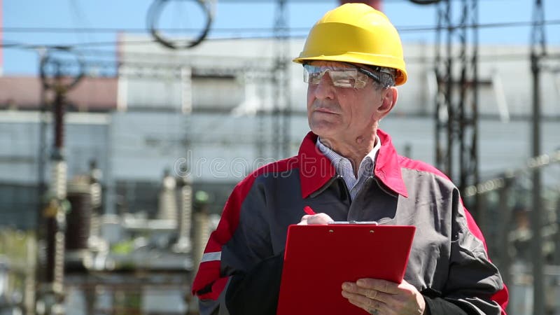 Inspecteur sur la station d'electropower de la chaleur