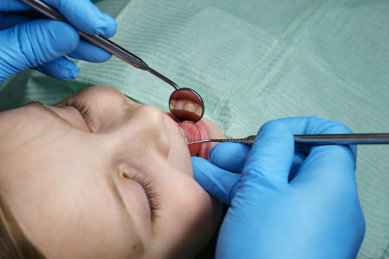 Inspectie van melktanden in tandkliniek stock fotografie Inspectie van melktanden in tandkliniek stock fotografie