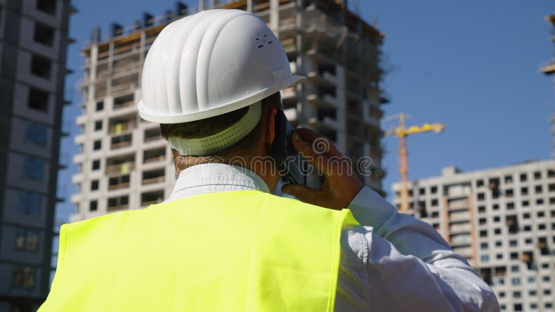 Inspector de construcción hablando por teléfono