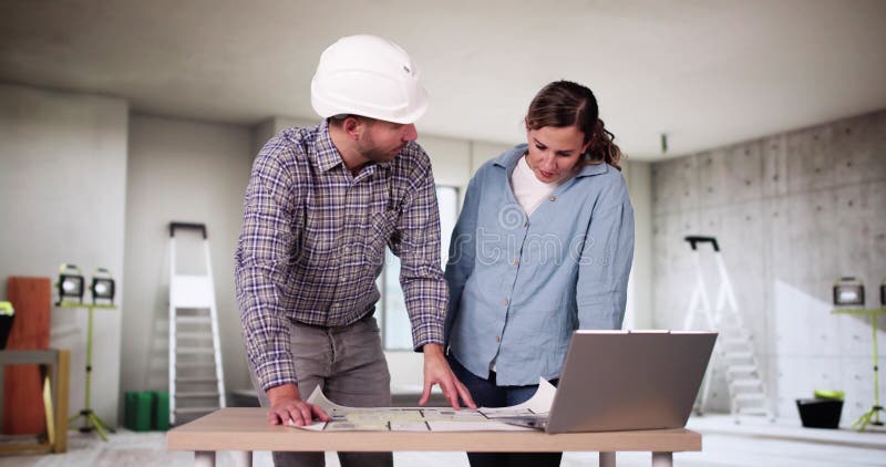 Inspector de construcții la domiciliu și contractant de amenajări interioare stock images