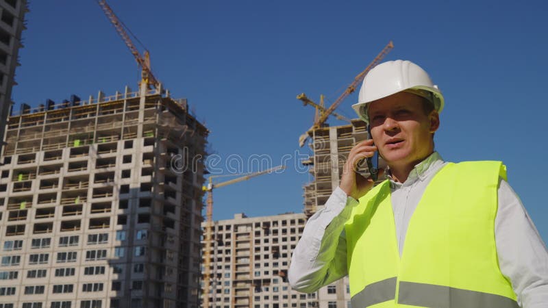 Inspector de edificios trabajando en la construcción