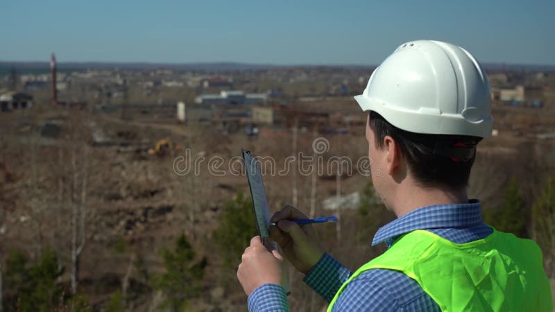Inspector de ingenieros inspecciona el territorio para la futura planta.