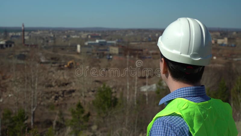 Inspector de ingenieros inspecciona el territorio para la futura planta.