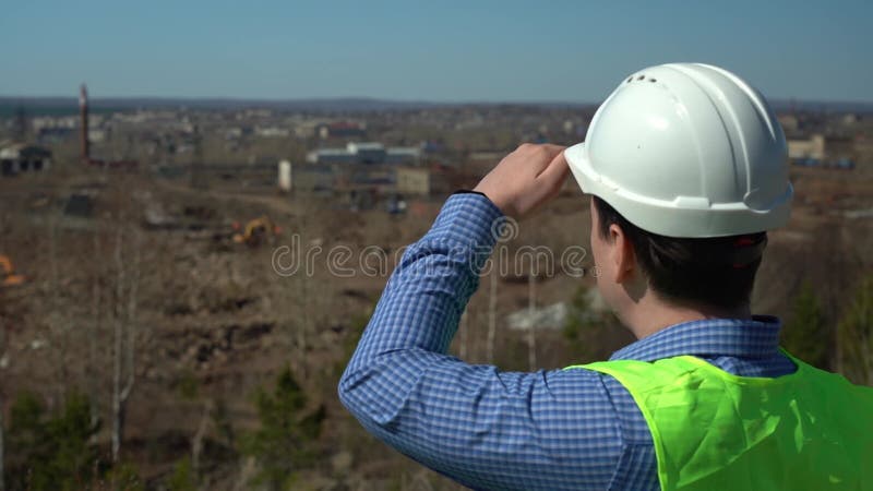 Inspector de ingenieros inspecciona el territorio para la futura planta.