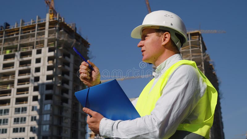 Inspector de la construcción haciendo notas en papel