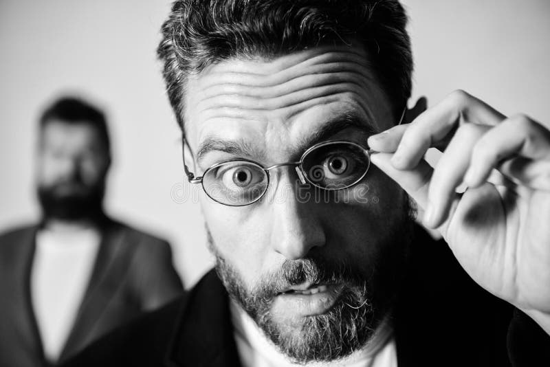 Inspector elegante critic?n Lentes barbudas hermosas del desgaste del individuo del hombre Salud y vista del ojo La ?ptica y conc imagenes de archivo Inspector elegante critic?n Lentes barbudas hermosas del desgaste del individuo del hombre Salud y vista del ojo La ?ptica y conc imagenes de archivo