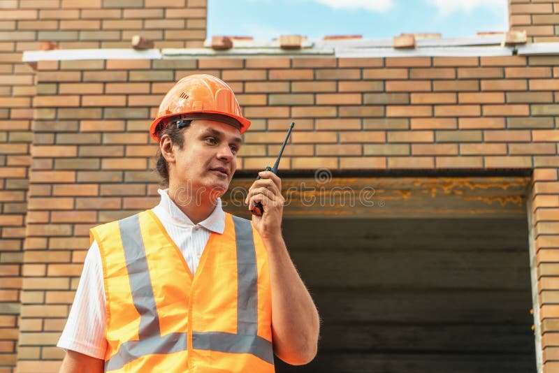 Inspetor forense ou trabalhador de construção em retrato de hardhat. engenheiro de capacete com walkietalkie em diretórios manuais fotos de stock royalty free