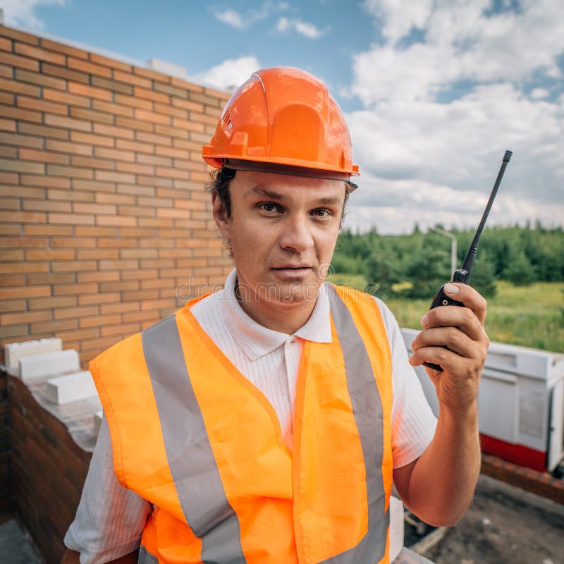 Inspetor forense ou trabalhador de construção em retrato de hardhat. engenheiro de capacete com walkietalkie em diretórios manuais fotografia de stock royalty free