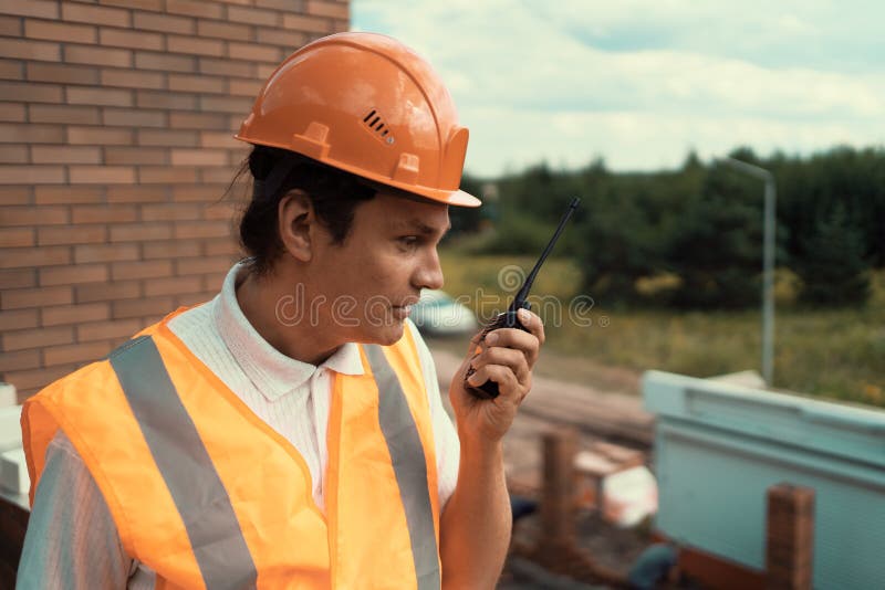 Inspetor forense ou trabalhador de construção em retrato de hardhat. engenheiro de capacete com walkietalkie em diretórios manuais foto de stock royalty free