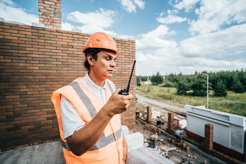 Inspetor forense ou trabalhador de construção em retrato de hardhat. engenheiro de capacete com walkietalkie em diretórios manuais fotos de stock royalty free