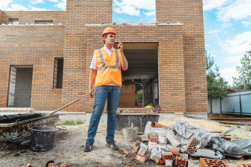 Inspetor forense ou trabalhador de construção em retrato de hardhat. engenheiro de capacete com walkietalkie em diretórios manuais imagem de stock royalty free