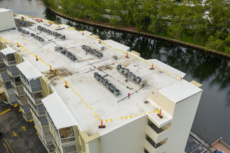Inspeção aérea do zangão do projeto novo da instalação do telhado imagens de stock Inspeção aérea do zangão do projeto novo da instalação do telhado imagens de stock