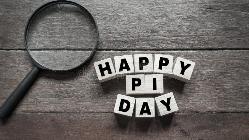 inspiracja świętowania Pi Day - SMS szczęśliwy dzień napisany na drewnianym bloku