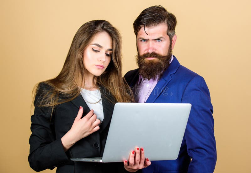 Inspirado para trabalhar duramente secretário 'sexy' da mulher que olha no computador homem de negócios com sócio uma comunicação imagens de stock royalty free Inspirado para trabalhar duramente secretário 'sexy' da mulher que olha no computador homem de negócios com sócio uma comunicação imagens de stock royalty free