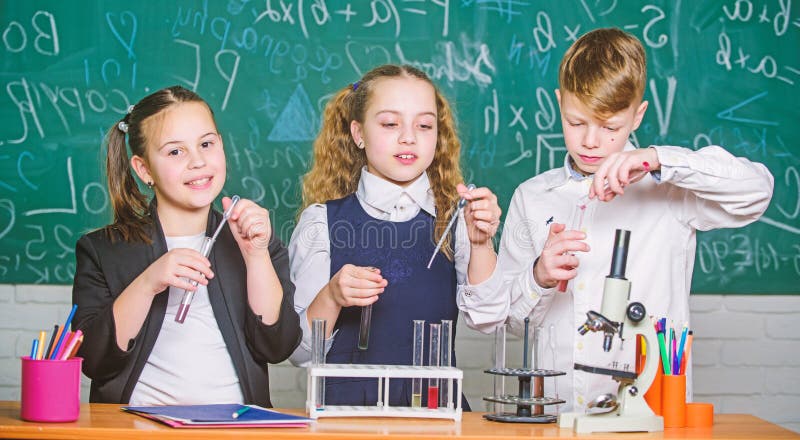 inspire Kleine Kinder wissenschaft Kleinkindwissenschaftler, der Chemie im Schullabor erwirbt Chemiewissenschaft biologie stockfotografie inspire Kleine Kinder wissenschaft Kleinkindwissenschaftler, der Chemie im Schullabor erwirbt Chemiewissenschaft biologie stockfotografie