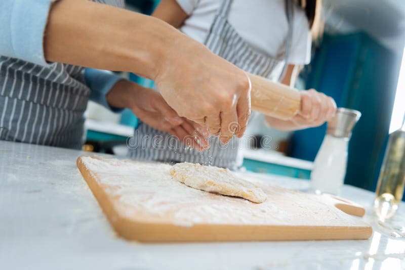 Inspirowana matka i córka robi kulebiakowi obraz stock Inspirowana matka i córka robi kulebiakowi obraz stock