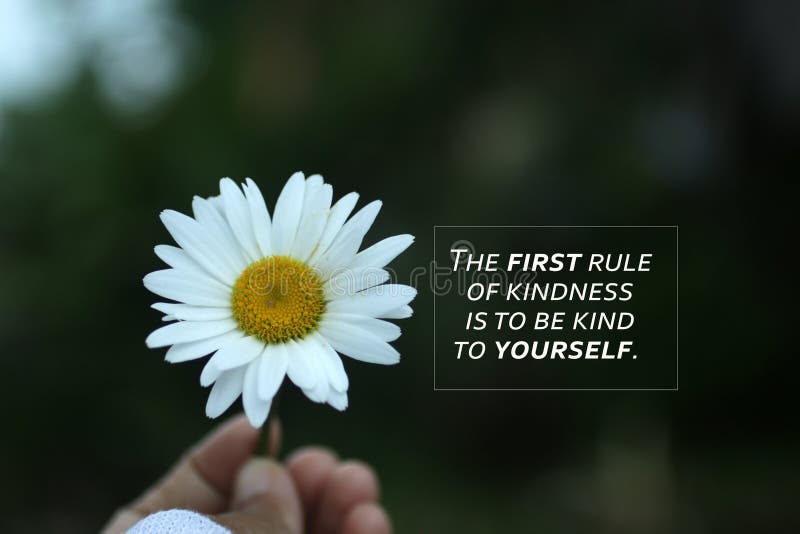 Inspirujący cytat: pierwszą zasadą dobroci jest być dla siebie miłym. koncept leczenia samomiłości z kwiatami w ręku.