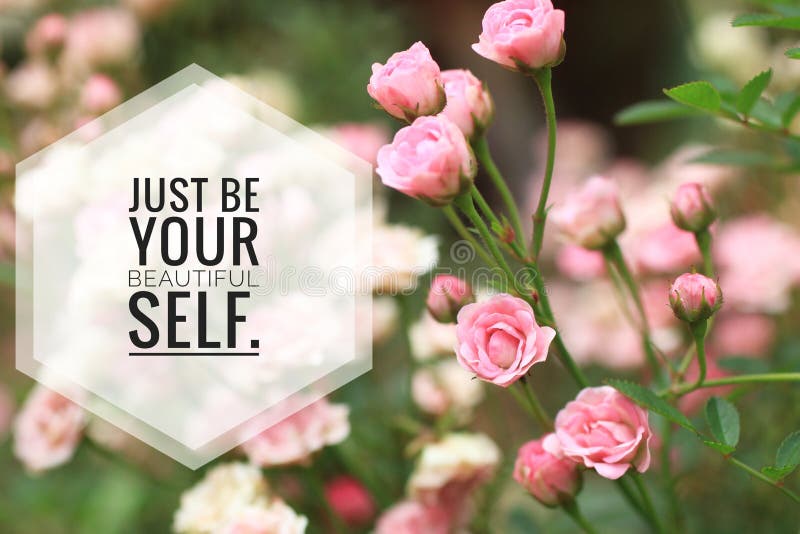 Inspirujący cytat po prostu bądź swoim pięknym sobą. z pięknym miękkim różowym różem zakwity w tle ogrodowym. pewny siebie.