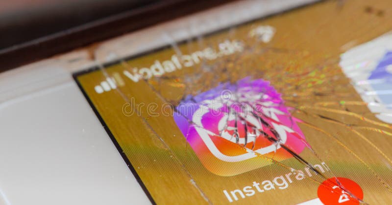 Instagram-App auf zerbrochenem Bildschirm lizenzfreies stockfoto