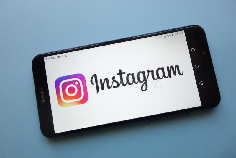 Instagramembleem op smartphone wordt getoond die stock afbeelding Instagramembleem op smartphone wordt getoond die stock afbeelding