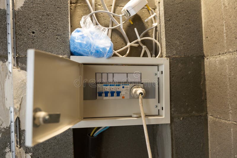 Instalación de tomas de corriente. listo para instalar tomas de corriente en la fase inicial de construcción aislados en la pared fotos de archivo libres de regalías
