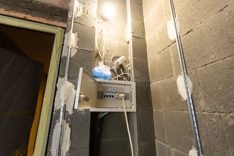 Instalación de tomas de corriente. listo para instalar tomas de corriente en la fase inicial de construcción aislados en la pared imágenes de archivo libres de regalías