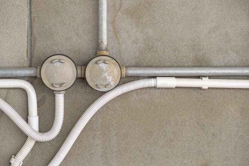 Instalación de tubos del ce del conducto de la serie del sistema de cable PVC y del gris del fondo fotografía de archivo Instalación de tubos del ce del conducto de la serie del sistema de cable PVC y del gris del fondo fotografía de archivo