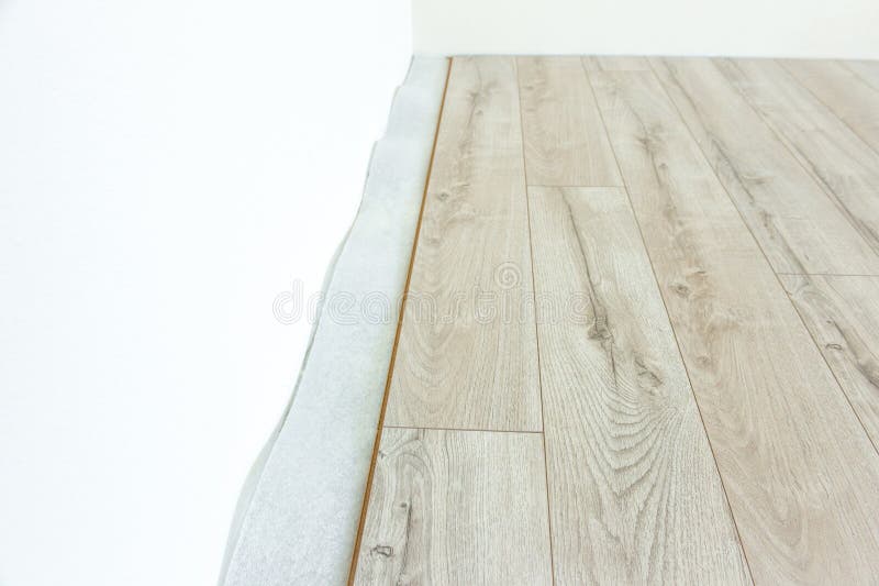 Instalación del piso laminado de la luz con el substrato debajo de una lamina imagen de archivo libre de regalías Instalación del piso laminado de la luz con el substrato debajo de una lamina imagen de archivo libre de regalías