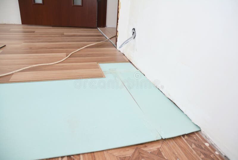 instalación del suelo laminado de madera con el aislamiento y el soundpro fotos de archivo libres de regalías instalación del suelo laminado de madera con el aislamiento y el soundpro fotos de archivo libres de regalías