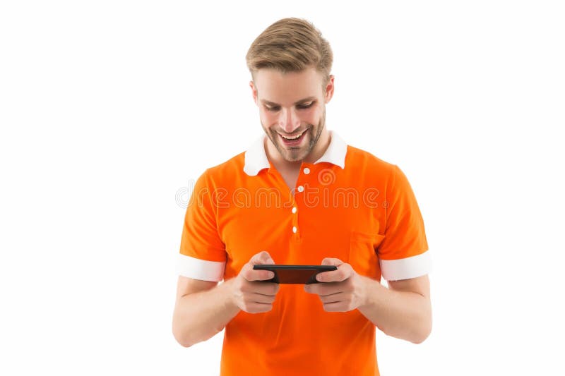 Instalando o jogo jogos emocionantes reparo de celular homem bonito feliz  segura celular 5g conexão rápida estilo de vida móvel tecnologia de  telefonia móvel amante de tecnologia navegando na internet baixar  aplicativo