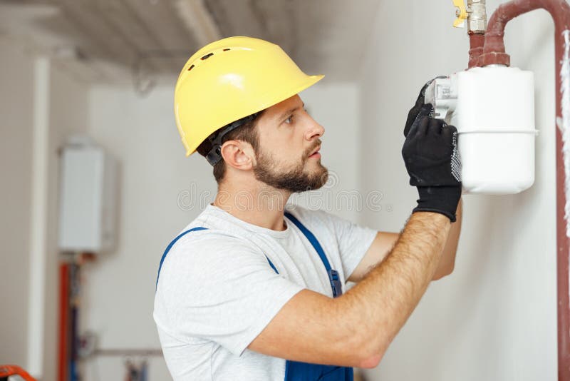 Instalație profesionistă de încălzire focalizată care verifică consumul de gaz la conducta de gaz și la contorul contoarelor stock photo