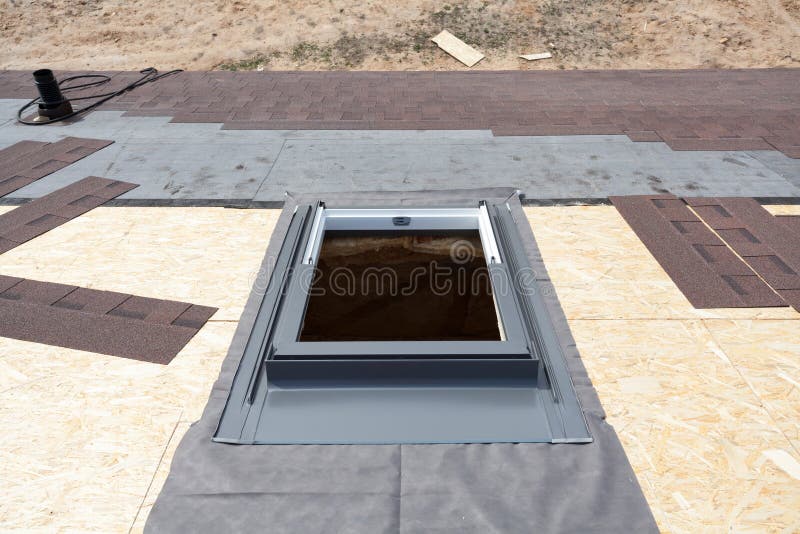Installant la lucarne de fenêtre sur un toit avec Asphalt Shingles ou le bitume couvre de tuiles en construction