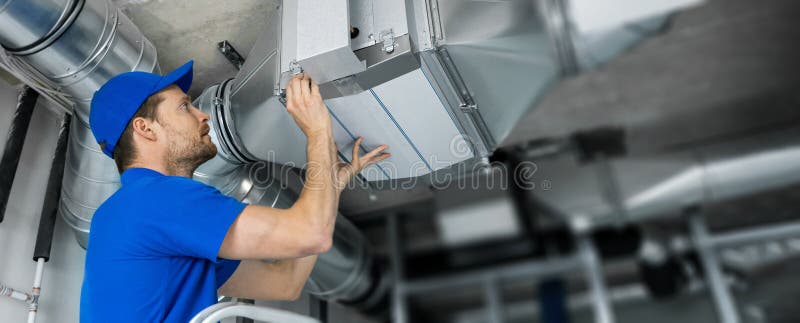 Installatie en reparatie van ventilatiesystemen. technicus op het werk. kopieerruimte