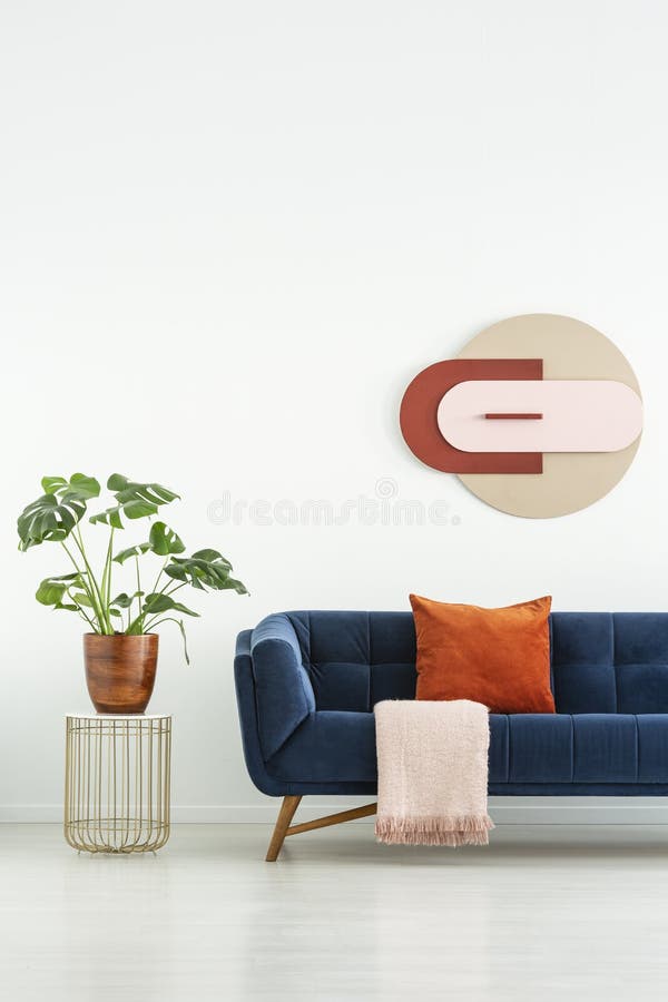 Installatie op lijst naast blauwe sofa met rood hoofdkussen in wit woonkamerbinnenland met affiche Echte foto stock foto's Installatie op lijst naast blauwe sofa met rood hoofdkussen in wit woonkamerbinnenland met affiche Echte foto stock foto's
