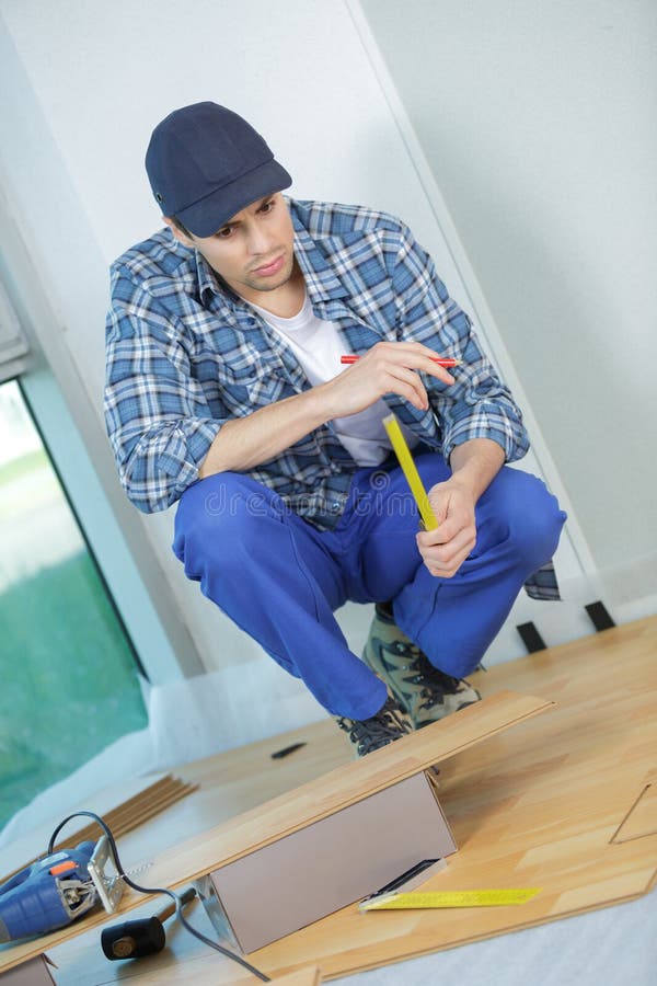 Installation av det passande nästa stycket för laminatdurk arkivbild Installation av det passande nästa stycket för laminatdurk arkivbild