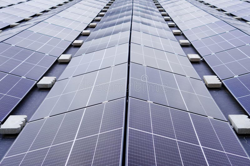Installation av solpaneler på tak. rent energikoncept